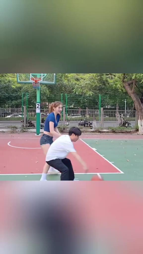 集夢會長背打一米8的女生，這是真打球??！