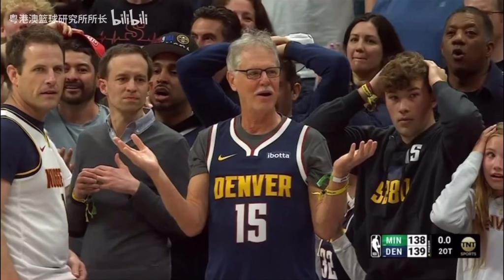 導(dǎo)火索？回顧此前掘金對陣森林狼，威少送出三分犯規(guī)后的眾生相！