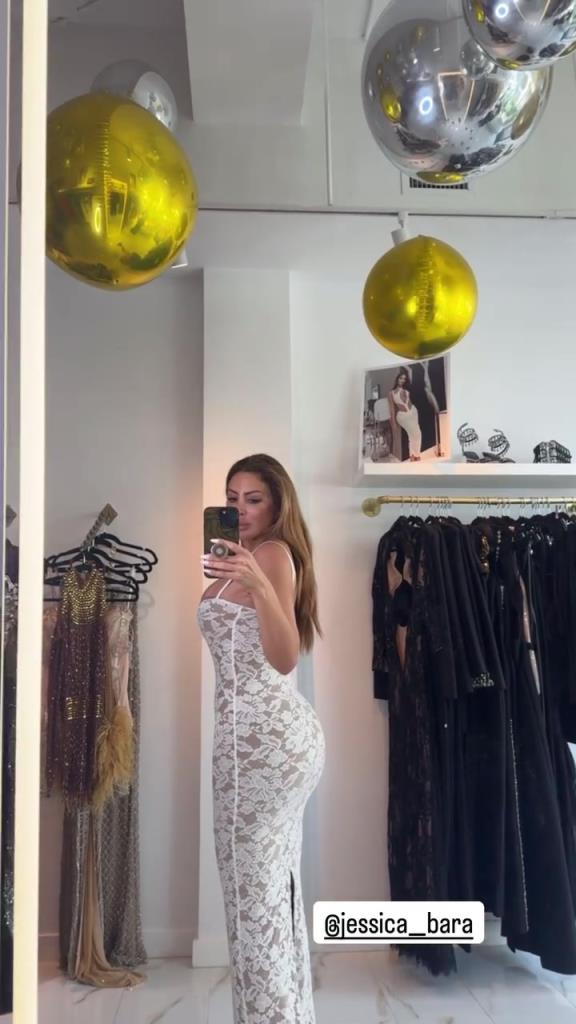 徐娘半老！皮蓬前妻穿吊帶裙自拍，這身材也太炸裂了！