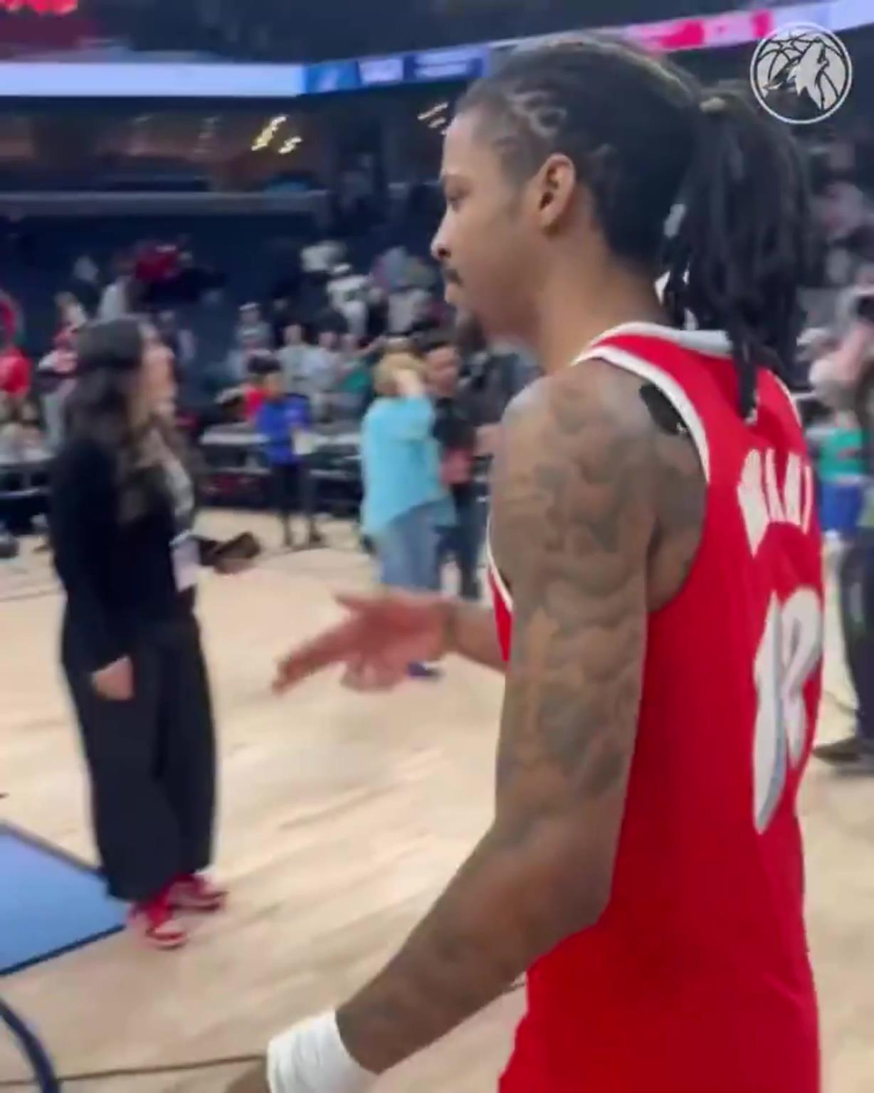 笑死！莫蘭特賽后與華子握手，竟然也是比出“手槍”的手勢