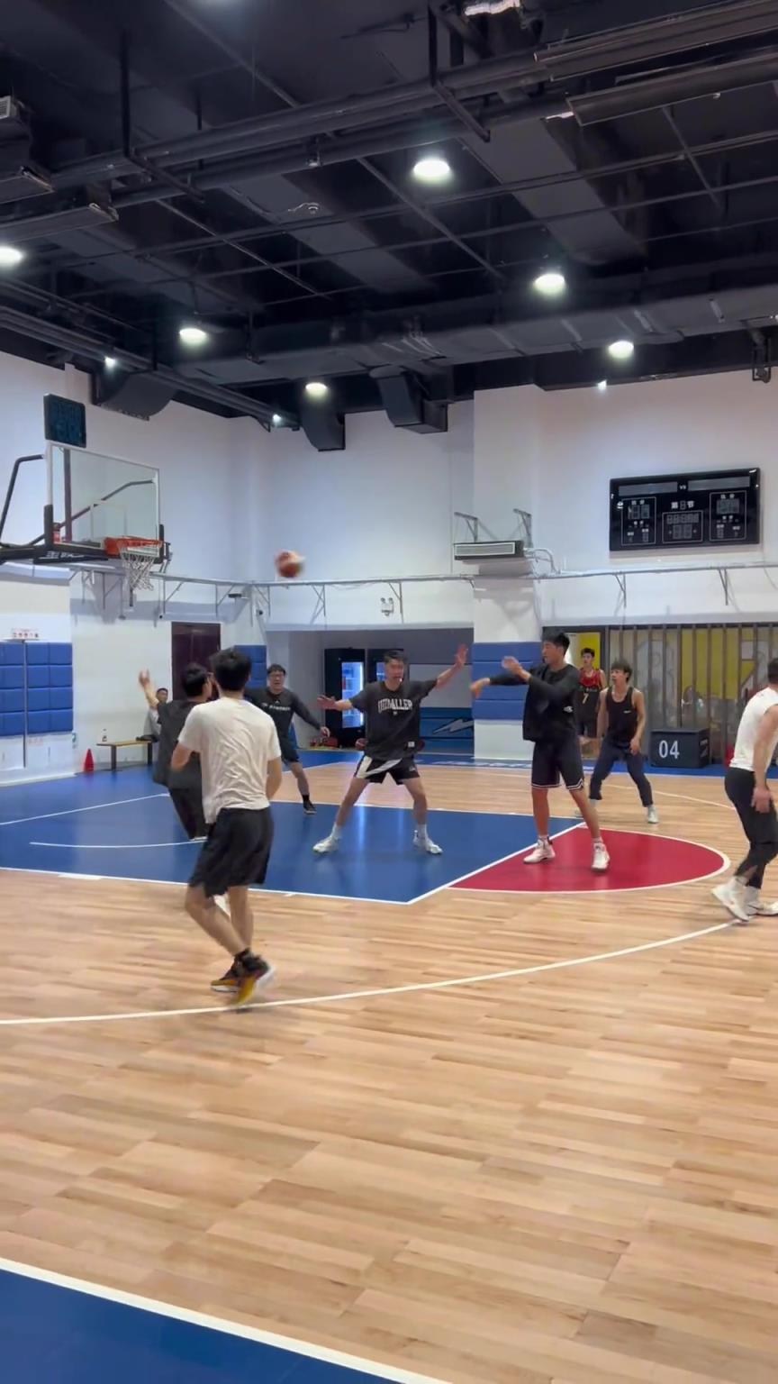 對(duì)手回家后：老婆，我今天在野球場(chǎng)匹配到巔峰馬刺隊(duì)了！