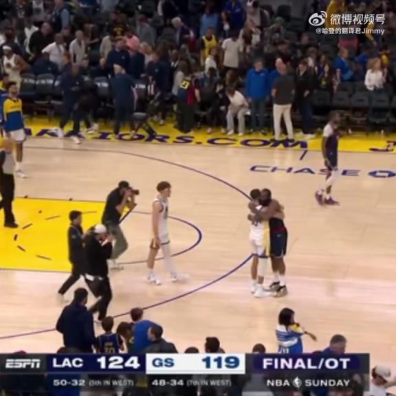 09雙雄傾盡全力！哈登和庫里賽后第一時間擁抱在一起