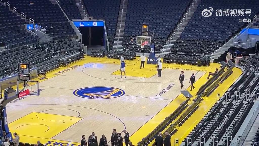 今天沒有得到出場機(jī)會！庫明加賽后還留在場地練習(xí)投籃