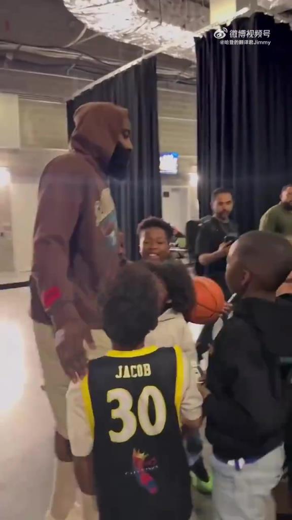 哈登賽后對小朋友：聽你們家長的話，總有一天你們也會打進NBA