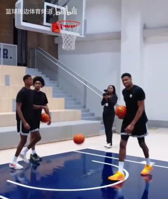 別人能學得來嗎？名場面：字母哥指導小球員籃下腳步！