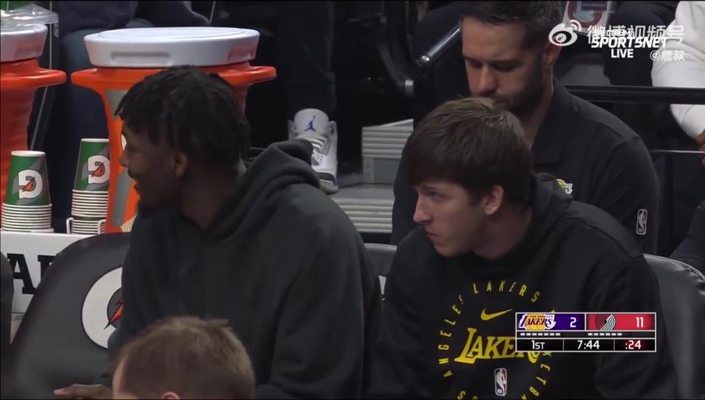 鎖定西部第三愜意得很！里夫斯輪休在板凳席上吃東西被抓拍到了