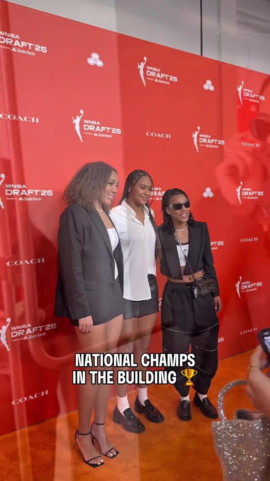 吧友們有喜歡的嗎？WNBA選秀大會(huì)上，到處都有靚麗的風(fēng)景線